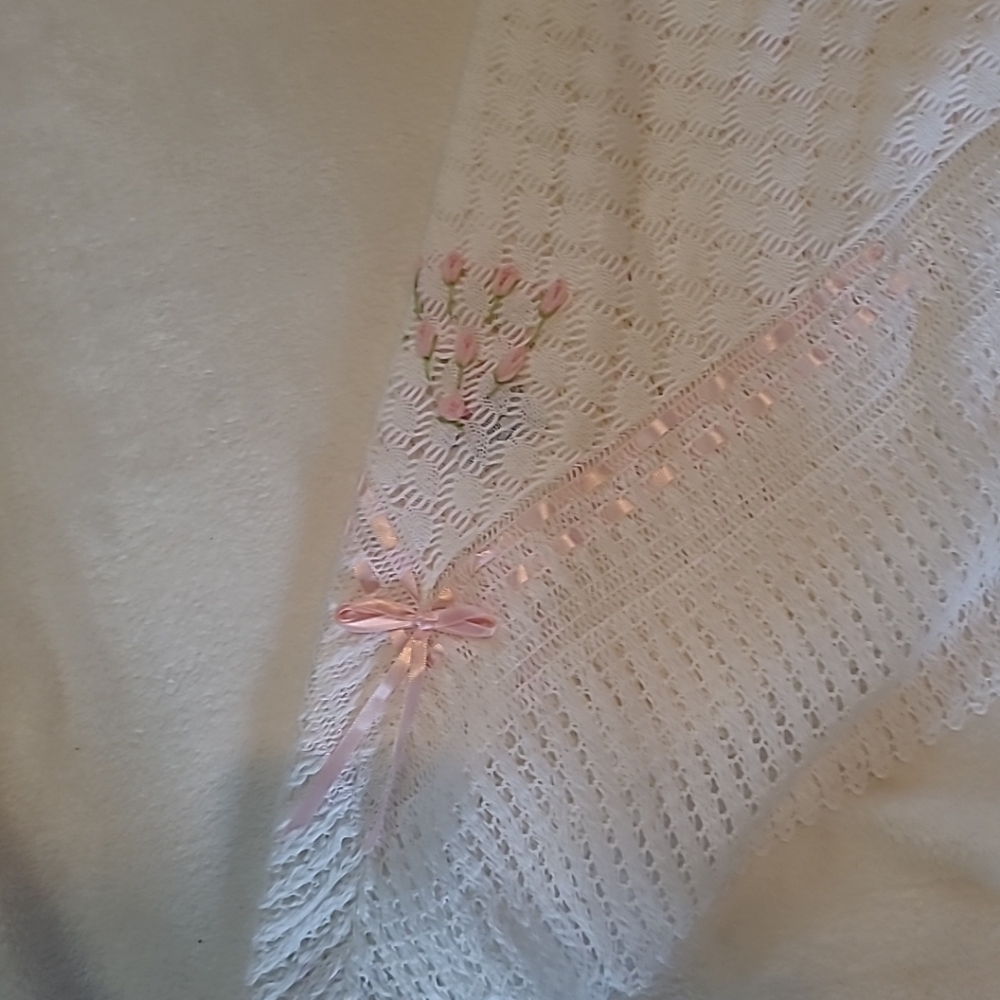 Vintage 50s JULIUS BERGER KNIT  BABY BLANKET CHRISTENING SHAWL  40” X 40” WHITE